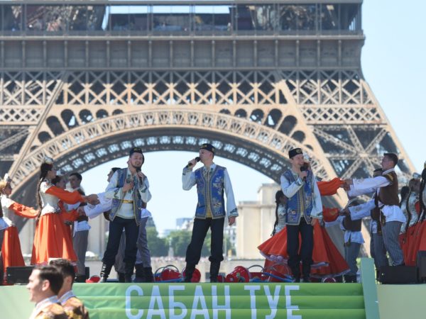 Татарский праздник Сабантуй отметили на Марсовом поле в Париже