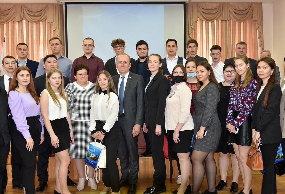 Студенты Астрахани заменили сотрудников администрации