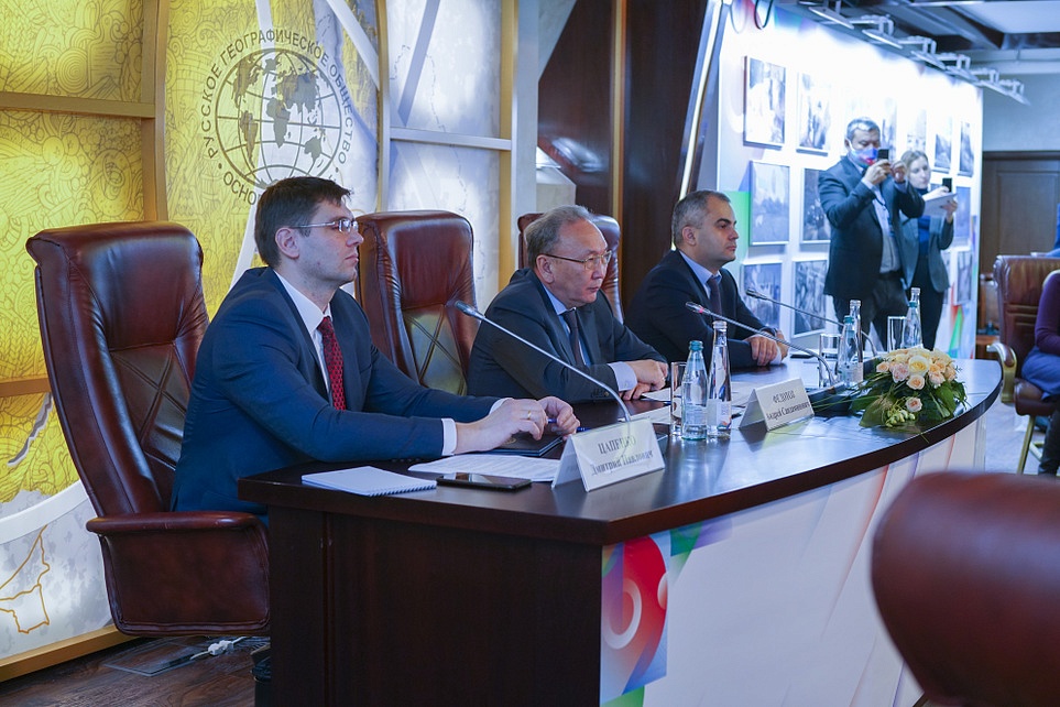 Rasikh Sagitov as Participant of the Round Table “The Ways of Great Achievements”