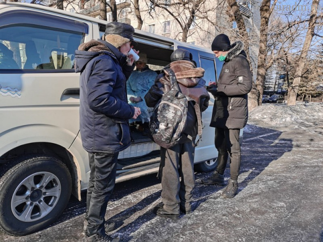 В Биробиджане бесплатно раздают питание горожанам